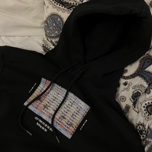 Hoodie med tryck - Simpel svart hoodie med snygga tryck bak & fram, från H&M, Storlek XS (herr storlek) men passar mig som S. Bra skick inga defekter, säljer för 80kr + frakt🖤