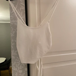 Topp med knytning i ryggen - Aldrig använd, prislapp sitter kvar