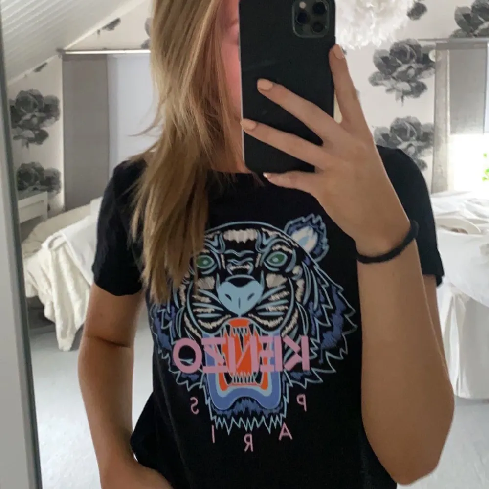 Svart Kenzo t-shirth som är i mycket bra skick. Köpte för 900kr.. T-shirts.