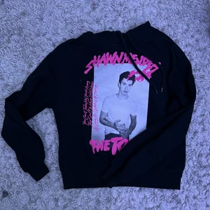Shawn mendes hoodie från H&M - Gillar hur den sitter och mjuk inne. Luvan är lagom stor