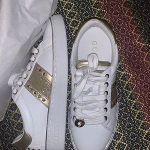 Guess skor storlek 37 - Hej! Säljer mina super snygga guess skor pga liten storlek. Aldrig använt! Hör av er om ni är intresserade. Passar perfekt till alla kläder. 🤩 priset kan diskuteras 