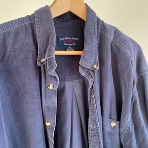 Marinblå manchesterskjorta - Säljer denna oversized skjortan! Den är oversized och köpt på pop boutique💖