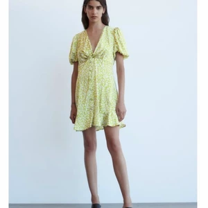 Zara klänning  - Superfin grön sommarklänning från Zara💗 Lappen är kvar då den tyvärr inte kommit till användning🧡🧡 Storlek L men passar mig som vanligt vis har s eller xs💓