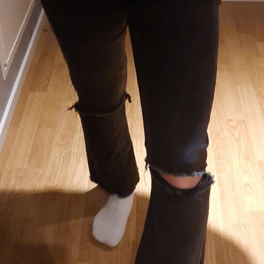 Det är ett par lågmidjade svarta jeans från crocker jeans. Hål på båda knäna. I storlek 28/31. Inget fel på de. 100kr+frakt. Jeans & Byxor.