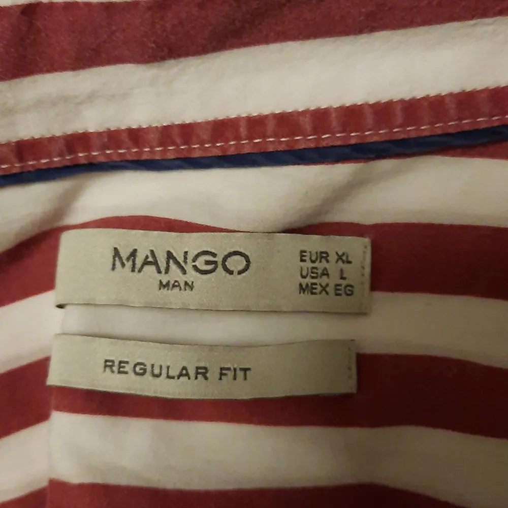 Det är en randig skjorta från mango i storlek XL. Sitter väldigt oversize på mig som är en S. Inget fel på den, 100kr+frakt.. Skjortor.