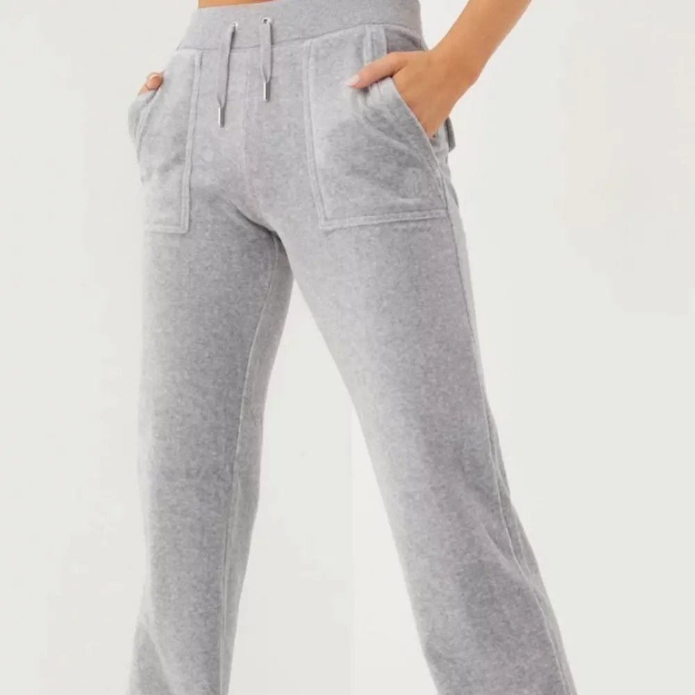 Söker juciy byxor med fickor helst svarta eller gråa. Jeans & Byxor.