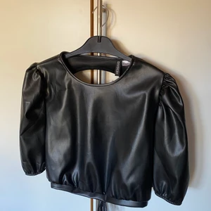 Skinn-topp - Jättesnygg skinn-topp, öppen rygg med snörning från HM i storlek L men sitter mer som en M. Aldrig kommit till användning. Frakt 52kr tillkommer och spårbart 66kr.