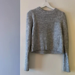 Stickad tröja 😊 - Stickad tröja!! Storlek XS-S. Pris: 50kr, köparen står för frakt 🥰