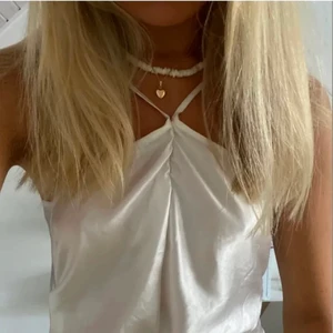 Vit Sidenklänning - Fantatisk vit sidenklänning, perfekt till studenten!! Säljer då den är lite för kort för mig, jag är 170cm. Passar 165cm och kortare💞 