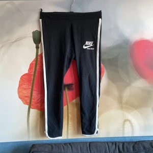 Nike sportswear leggings size L - Nice basic jogging pants with white stripes along the sides 