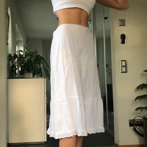 Sommarkjol  - En fin vit knälång kjol som går att styla lite som man vill (hög/låg midja osv). Går även att ”knyta” i midjan. Bra skick, skriv för frågor 🤍