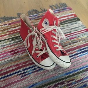 Converse  - Köpta här på plick. Används aldrig.
