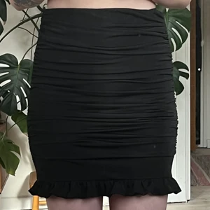 Svart kjol Strl M Nakd Hanna Schönberg - Svart kjol i strl M från Nakd. Aldrig använd och passar mig som brukar va mellan S-M i nederdelar. Superstrechigt material och tjock resor i midjan. 