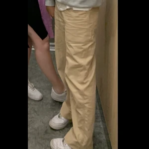 AS SNYGGA BYXOR! 😍 - Säljer mina sjukt snygga och bekväma byxor från Weekday då dom tyvärr blivit för stora.. :(  Sparsamt använda! ✌🏻💕