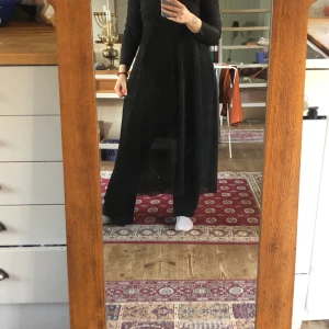 Svart långklänning - Svart långklännig, lite häxvibe. Smått glittrig. Har ett litet hål någonstans