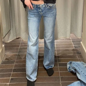 Low waist jeans - Jag säljer nu dem här jättefina jeansen som är helt nya, aldrig använda🥰Köp direkt för 350kr!⚡️skriv för frågor eller fler bilder💕pris kan diskuteras!