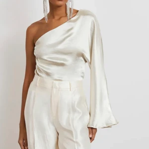 Gina satintopp - Använd en gång, budgivning om många är intresserade. Storlek 38 men passar även mindre. Ord pris 399