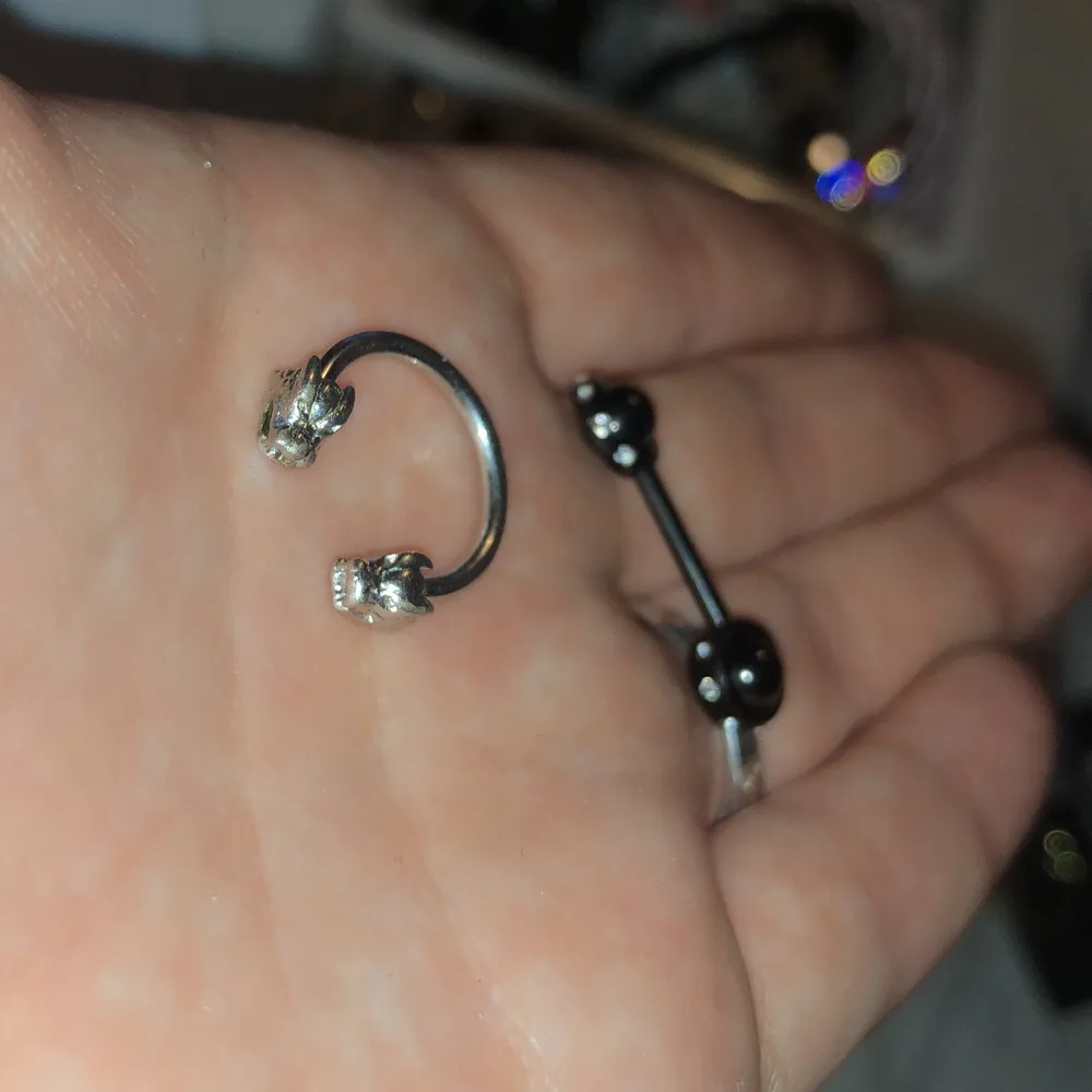 Nipple piercing, aldrig använd (endast den svarta är kvar) 40kr + frakt 💕. Accessoarer.