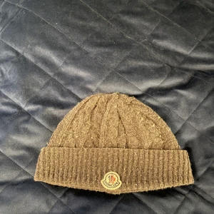 Moncler mössa - Säljer en moncler mössa Köpte av en legit kille, men har inget kvitto som visar att den är äkta. Vid smidig affär kan priset diskuteras Jag kan frakta