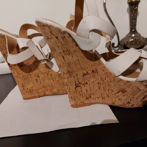  Super  fina  sommar   sandaler  i  korkå -     Somma  sandaler i platå  med vit läder  framtill.med  spänne. 