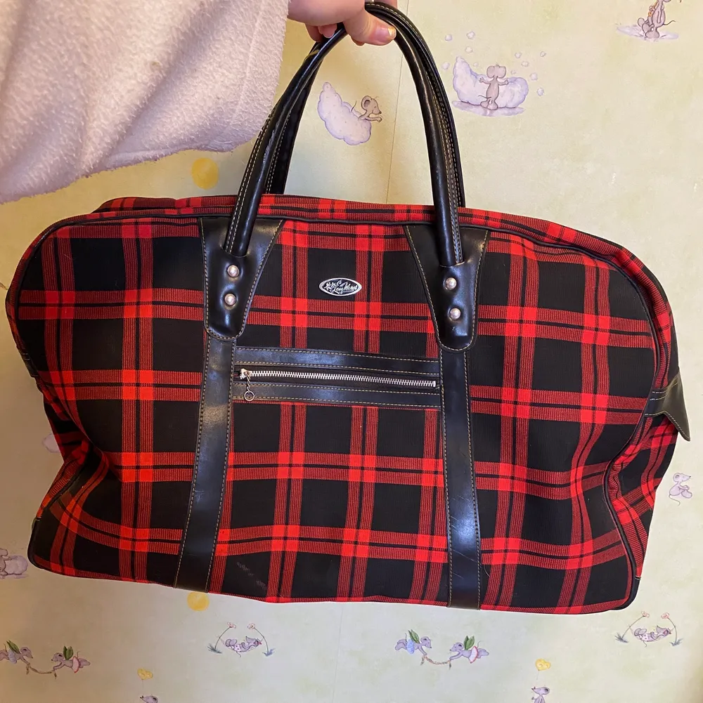 Stor fin väska, har en liten fläck inuti sig och dragkedjde hänget är av (se bilder) annars är det en väldigt fin och cool väska! :-). Väskor.