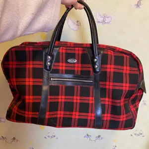 Stor fin väska, har en liten fläck inuti sig och dragkedjde hänget är av (se bilder) annars är det en väldigt fin och cool väska! :-)