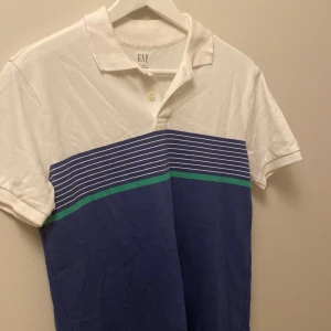 En fin GAP tröja! - En jättefin Gap tröja, säljer pågrund av för stor för mig. Tröjan är i storlek S, men passar även i större storlekar. Säljer för 110 kr + frakt. Frakten kommer jag säga vid intresse. Betalning sker via Swish.