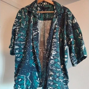 Snygg Hawaiisk skjorta typ? - Köptes från urban outfitters ett par år sen men inte min stil längre😅