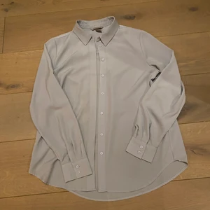 Ljusblå skjorta från H&M  - Snygg ljusblå skjorta från H&M i storlek S