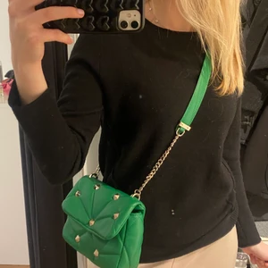Grön väska zara - Säljer denna sjukt snygga gröna väskan från Zara med nitar som är slutsåld!😍 Väldigt bra skick och inga synliga defekter då den knappt är använd mycket, får ingen användning för den längre 🥰 Kontakta mig vid intresse  💕