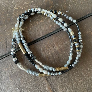 Armband svart, grått & guld  - Fint armband med tre band. Superfint skick, knappt använd. 