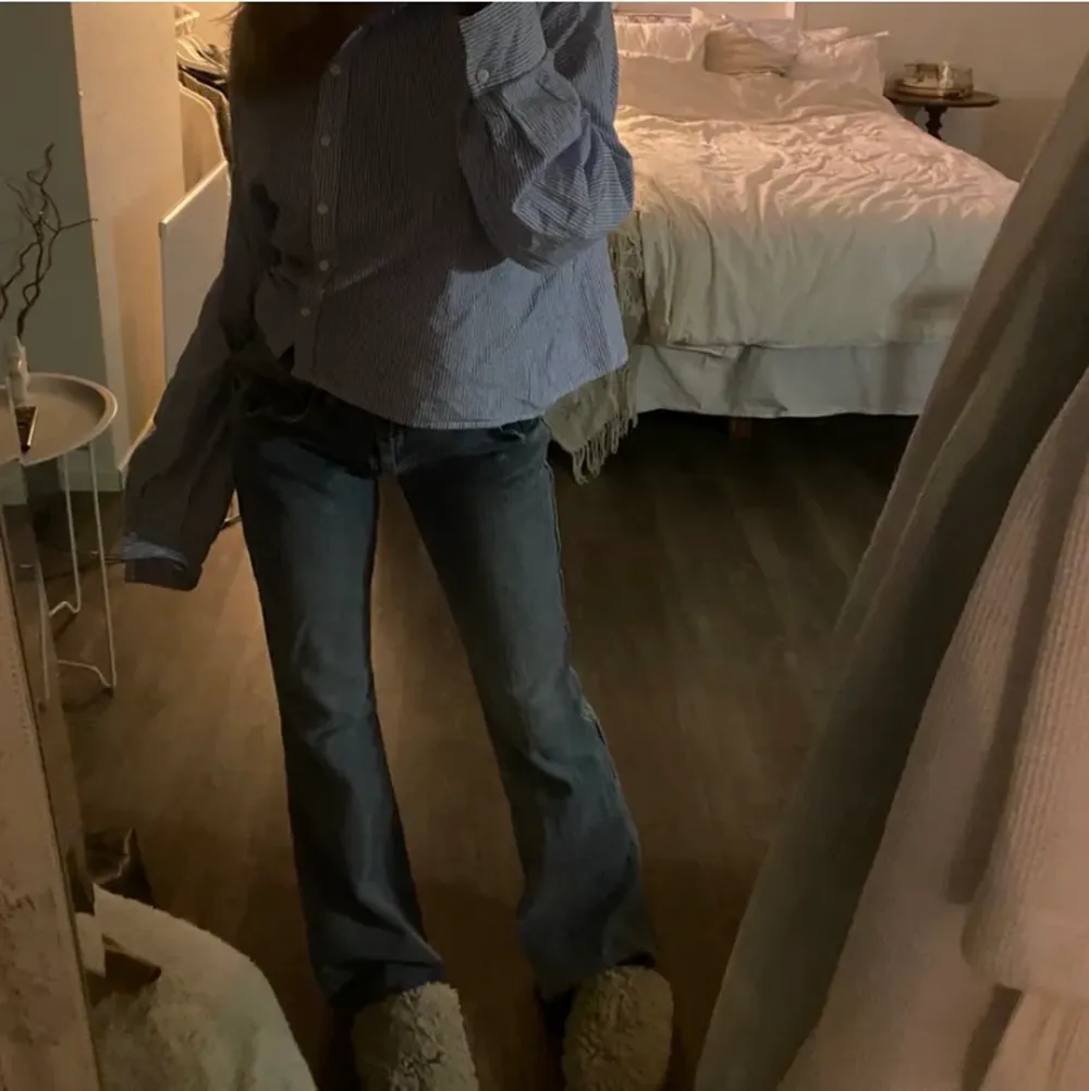 Intressekoll på dessa brandy Melville jeans jag nyss köpt här på plick! Superfina men satt inte helt perfekt, bilderna är lånade från förra säljaren! Buda! 💞💗💘💖. Jeans & Byxor.