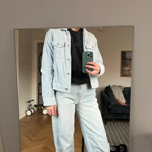 Ljusblå Manchester jacka - Denna ljusblåa Manchester jackan är den perfekta vårjackan! Den är använd men i mycket bra skick. Den är från H&M och är i storlek 36 och har därmed blivit lite liten på mig.