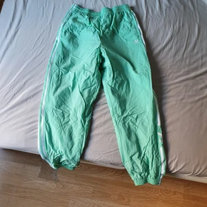 Adidas byxor - Ett par adidas byxor som aldrig är använda. Betalning via swish.