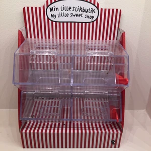 Godisbutik - Det är en lite godisaffär men 4 lådor och två spadar. Men kan har vad man vill i såklart. Supergulliga till lördagsgodiset. Köpare står för frakt som jag kollar upp när den är såld