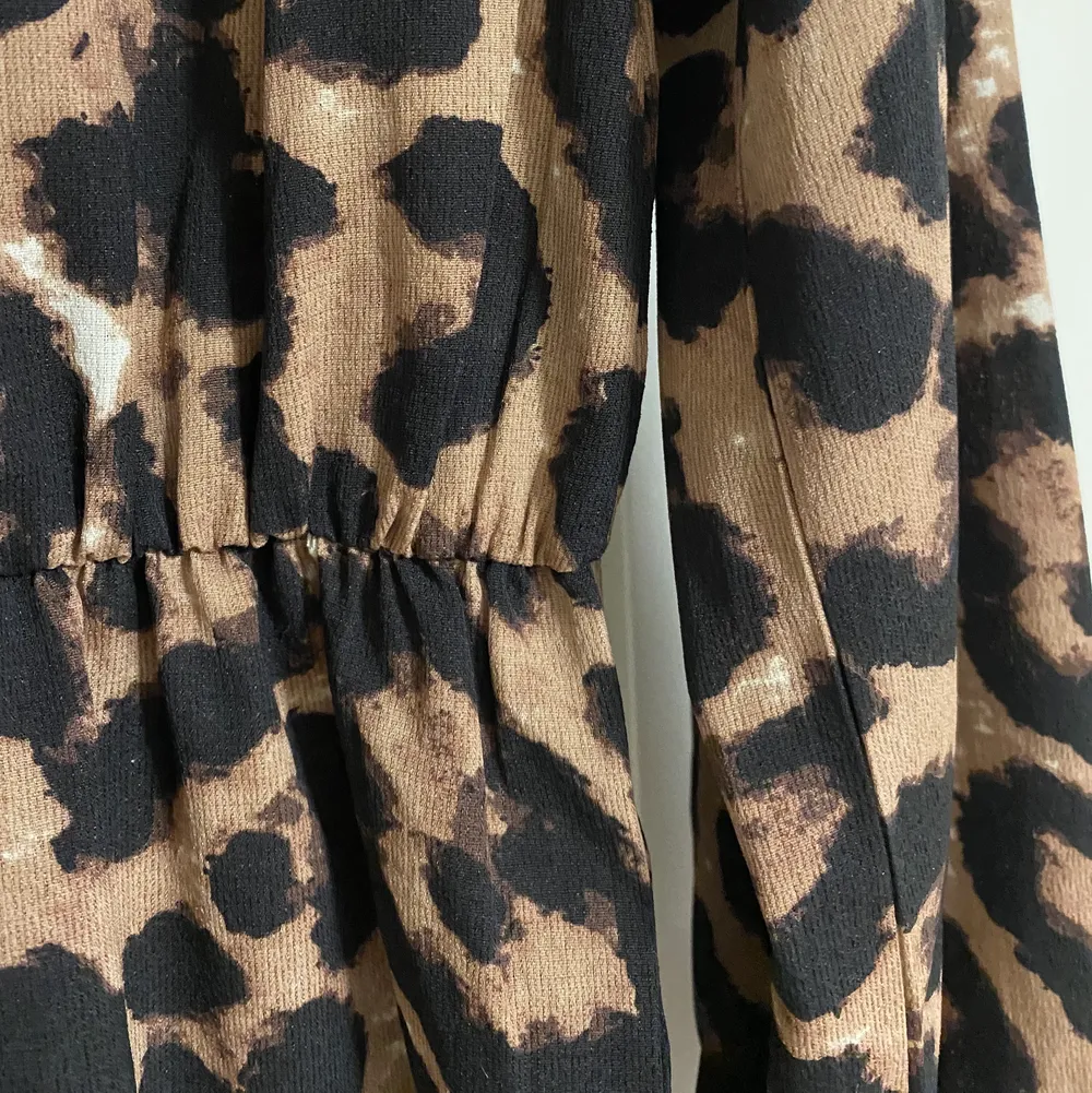 Leopardmönstrad midi klänning (HELT OANVÄND). Skärp i midja som ger en snyggfigur. Långa ärmar. Från boohoo.. Klänningar.