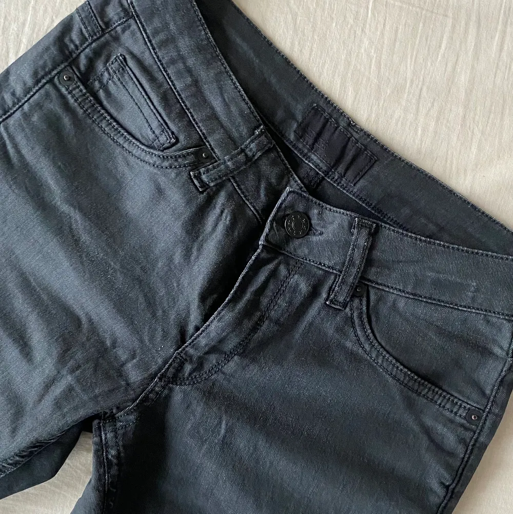 Jättefina lågmidjade jeans i ett skit snyggt material!! Säljer då de är försmå!❤️ knappt använda. Jeans & Byxor.