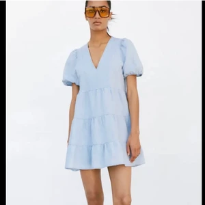 Zara klänning - Säljer denna superfina klänning som är perfekt att ha till sommaren!