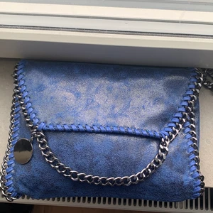 Stella mccartney liknande väska  - FINNS KVAR❗️ Blå Stella Mccartney liknande väska 💙 Bredd: 27 cm Höjd: 20 cm 💞 Budgivning vid mycket intresse ⭐️ Skriv privat för fler bilder <3  Bandet kan jag knipsa av en bit om man skulle vilja det. 