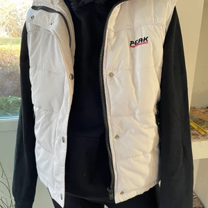 Peak performance väst  - En peak väst i bra skick! Dam size L men sitter mer som m eller s, 