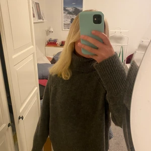 Stickad tröja med polo - Säljer min stickade tröja med polo som jag knappt använt! Den är verkligen jätteskön och sitter bra. 