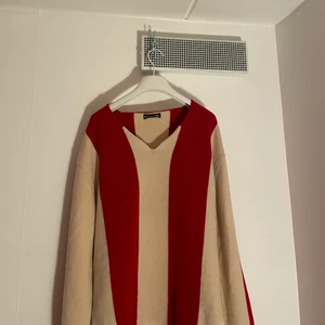 Issey Miyake Knit  - Svår att Hitta Issey miyake Tröja. Den har några missfärgningar, men inga stora, en på ena armen, och en i slutet av tröjan. Väldigt skönt material.