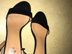 klackar - ett par simpla oanvända klackar ifrån HM.