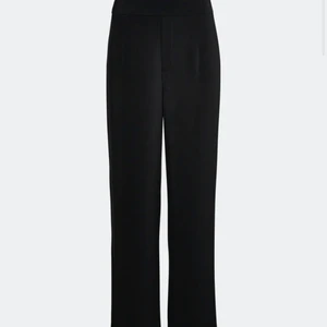 Svarta kostymbyxor  - Säljer dessa kostymbyxor strl 38💖 köptes för 300 säljer för 140, andvända 3 gånger💖💖 säljer endast för jag redan har ett par💖