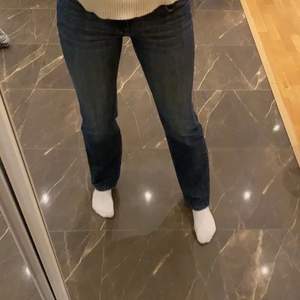 Säljer dessa jeans igen pga oseriös köpare💕 jättefina vintage jeans med en sliten look och lite bootcut💛😊 jag är ungefär 165 och det sitter perfekt men är inte riktigt min stil🌸
