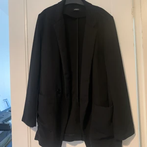 Blazer - Svart blazer från Lindex, finns små skavanker (två mindre hål) därav priset!