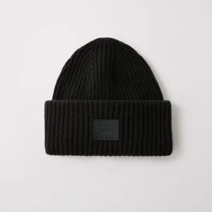 Acne studios beanie - Använd ett fåtal gånger. Som ny pris kan diskuteras beroende på intresse. 