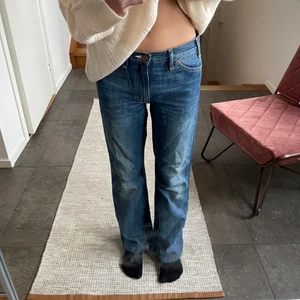 Acne jeans - Jeans från acne i en fin blå färg. Går ner till marken på mig som är 167.