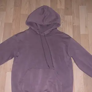 Denna lila hoodie från H&M är i bra skick men har används mycket. Den är över 1 år gammal och är i st XS men är lite större i storlek 