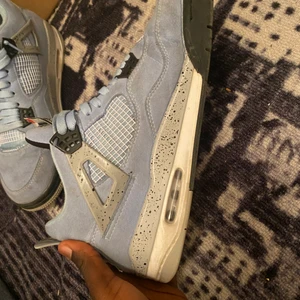 Storlek 44 men passar 43  - jordan 4 university blue